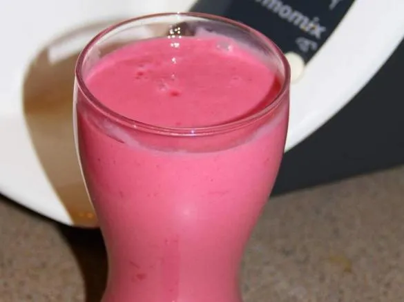 Koktajl z czerwonej porzeczki gotowy