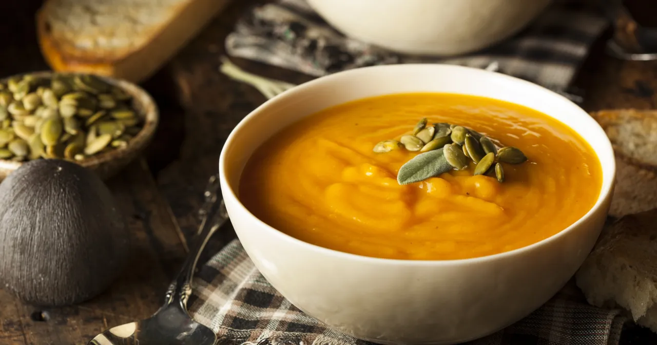 Aksamitna zupa z dyni, bogata w witaminy i minerały, ozdobiona pestkami dyni i listkiem szałwii. Jej właściwości zdrowotne doceni każdy.
