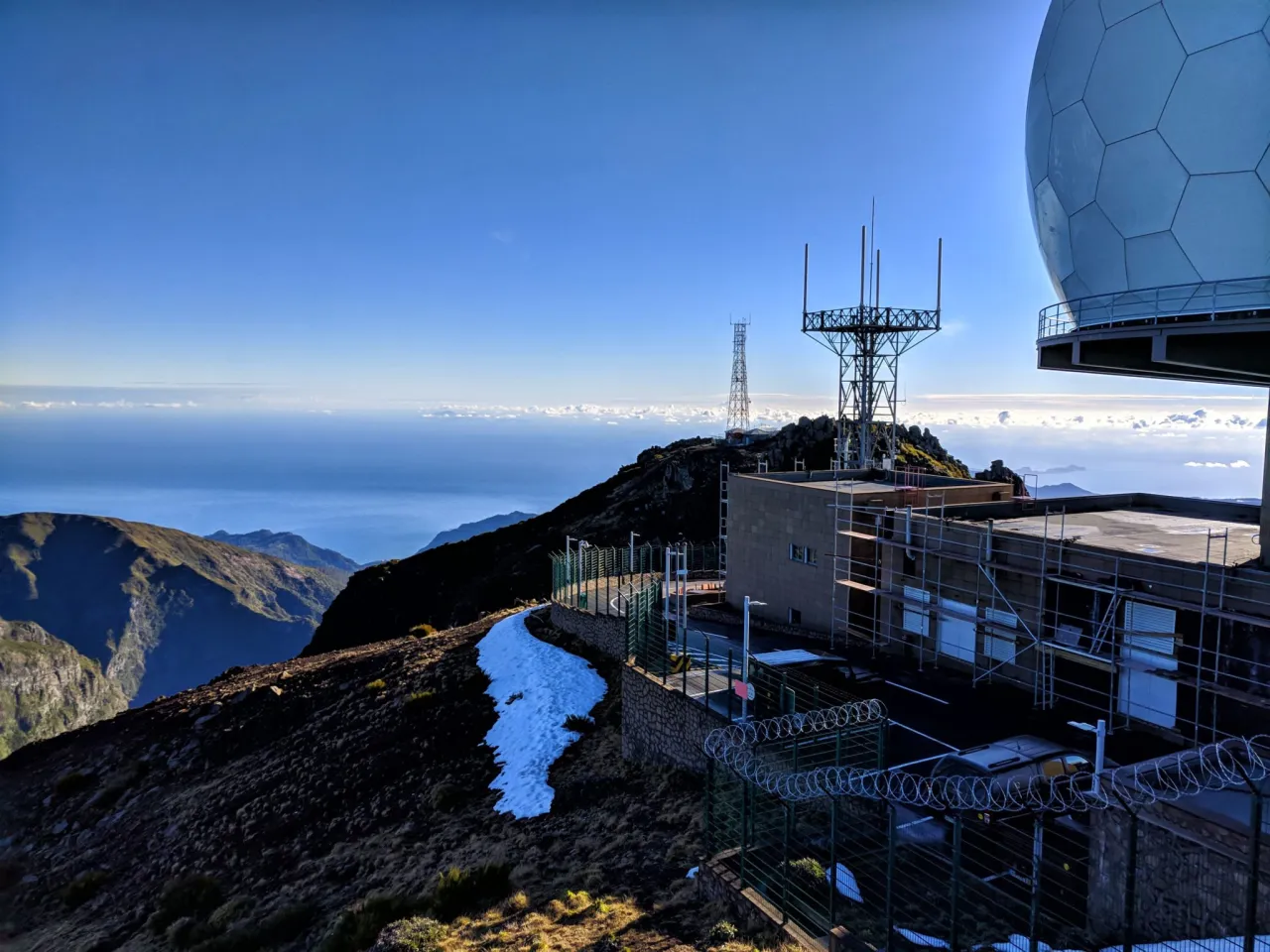 Widok na szczyty Madery, gdzie lewady oferują najpiękniejsze szlaki trekkingowe. Na pierwszym planie stacja meteorologiczna.