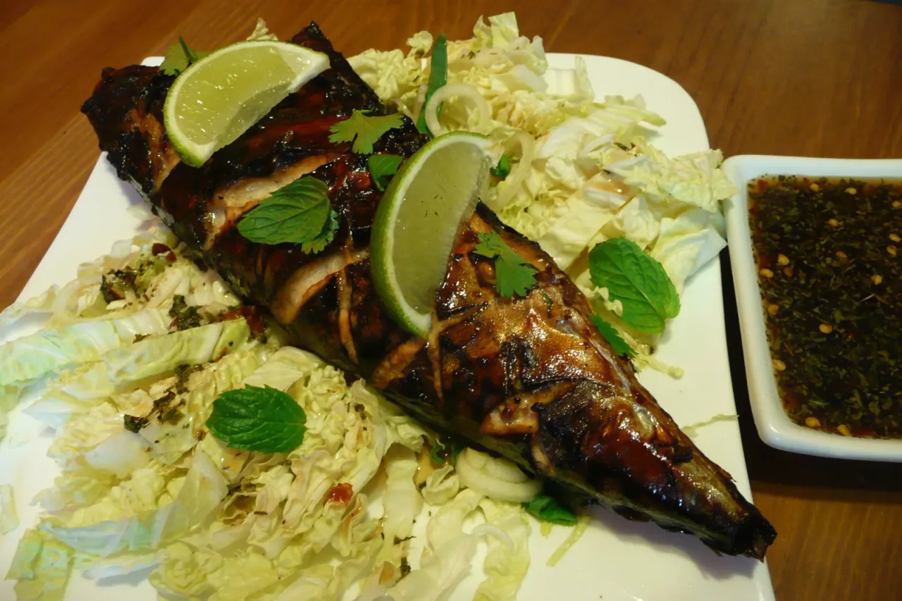 Aromatyczna ryba po tajsku, podana z chrupiącą kapustą i orzeźwiającą limonką, kusi intensywnym smakiem.