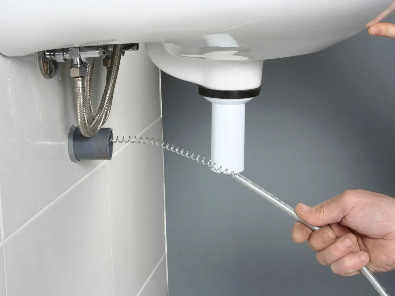 Użyj sprężyny do udrażniania rur, by szybko i skutecznie przetkać zlew.