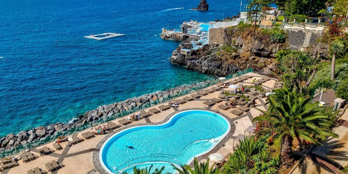 Słoneczne wybrzeże Funchal Madera z widokiem na ocean