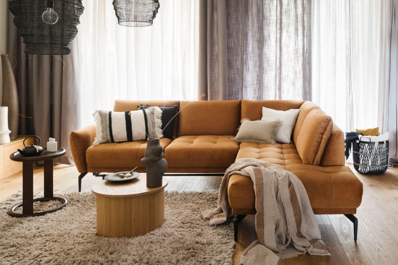 inspiracje salon brązowa kanapa różne style