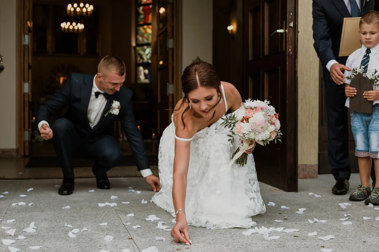 Kalendarz z zaznaczonymi datami ślubu i przygotowań