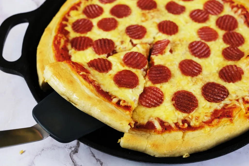 Pizza Pan Pizza pieczenie w formie żeliwnej