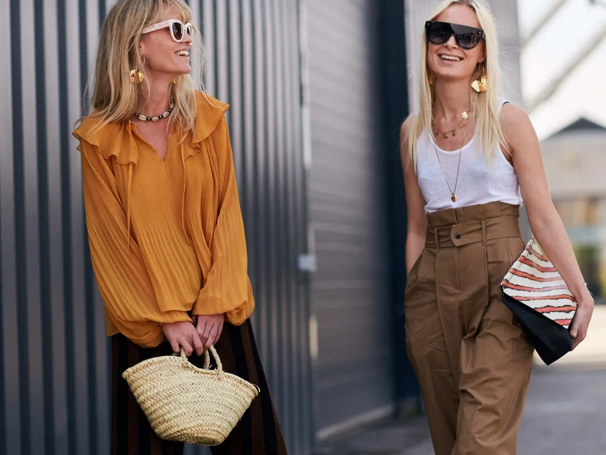 kobieta w spodniach z wysokim stanem i krótkiej bluzce podkreślającej talię