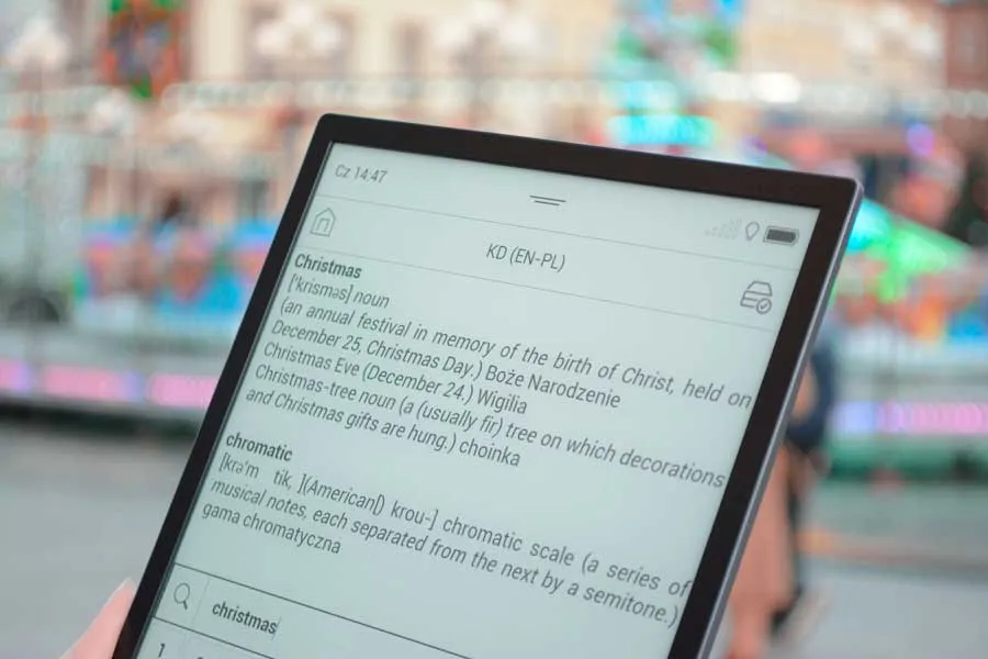 stary słownik papierowy obok smartfona z aplikacją słownika