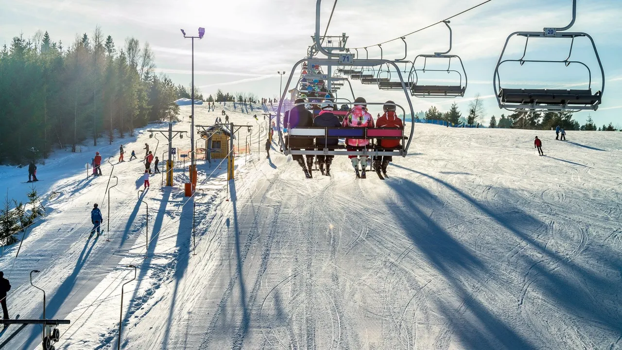 Góry Świętokrzyskie zima krajobraz stoki narciarskie