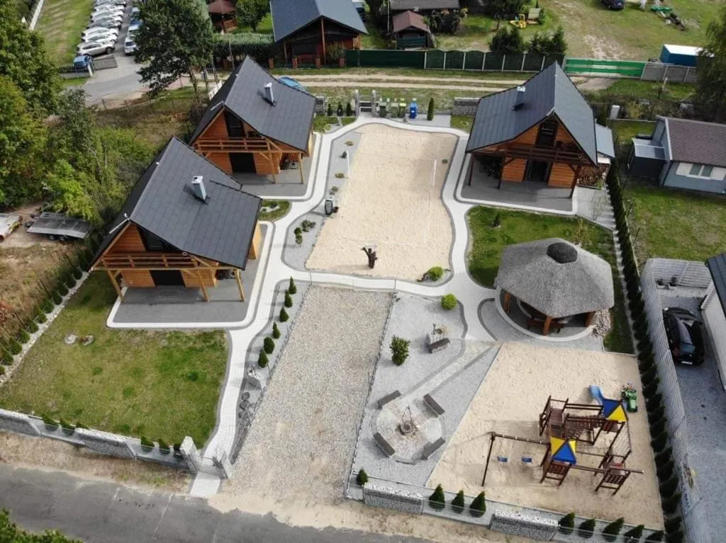 Siedlisko Goszcza bac&oacute;wki nad jeziorem widok z zewnątrz