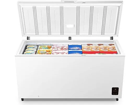 Nowoczesna zamrażarka skrzyniowa w garażu z widoczną etykietą energetyczną i informacją o technologii FrostProtect