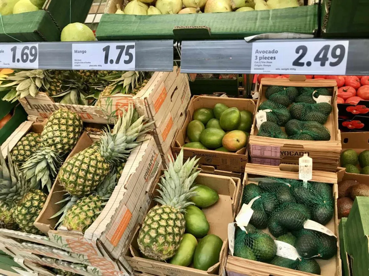 Ananasy, mango i awokado w sklepie. Zastanawiasz się, ile kosztuje obiad na Malcie? Ceny owoców mogą być wskazówką.