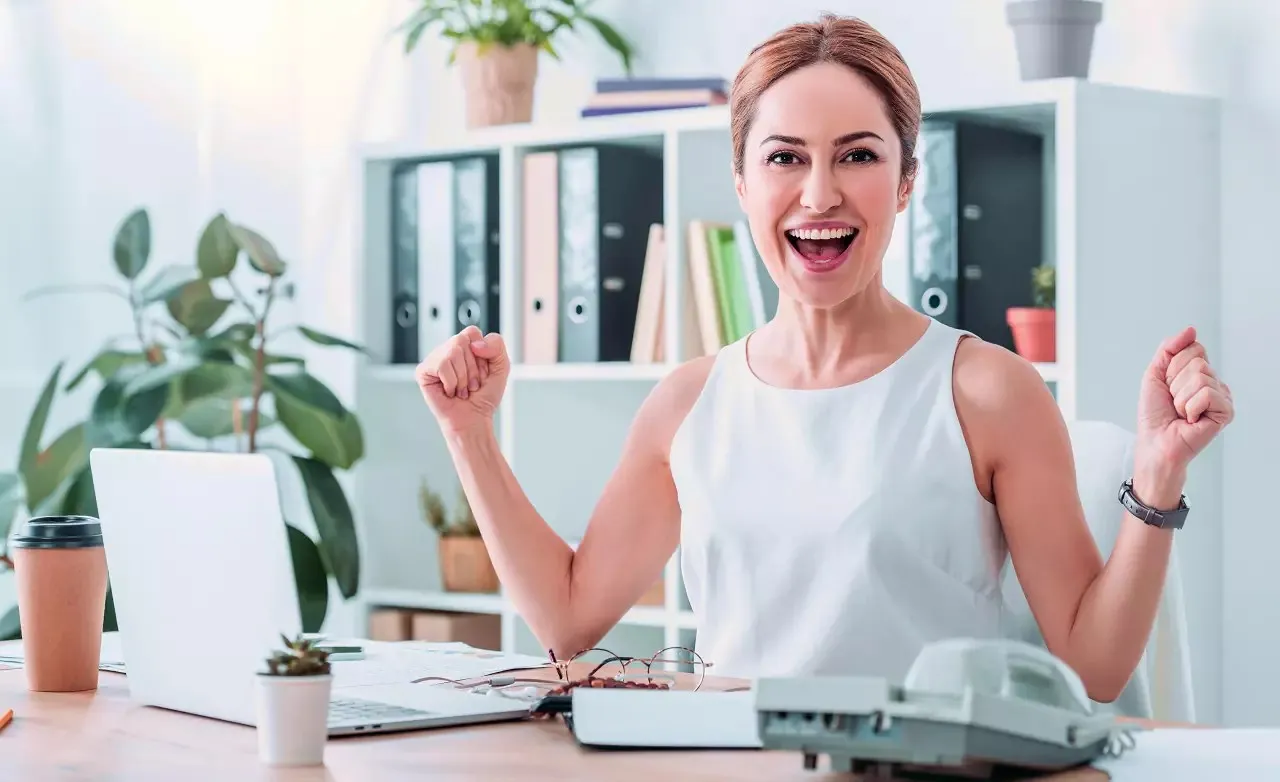 osoba negocjująca podwyżkę w biurze