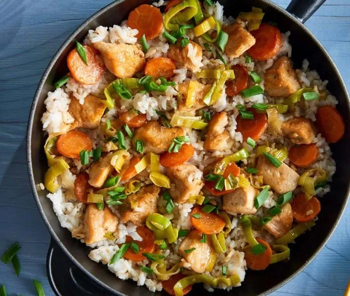 zbilansowany posiłek z ryżem, warzywami i białkiem