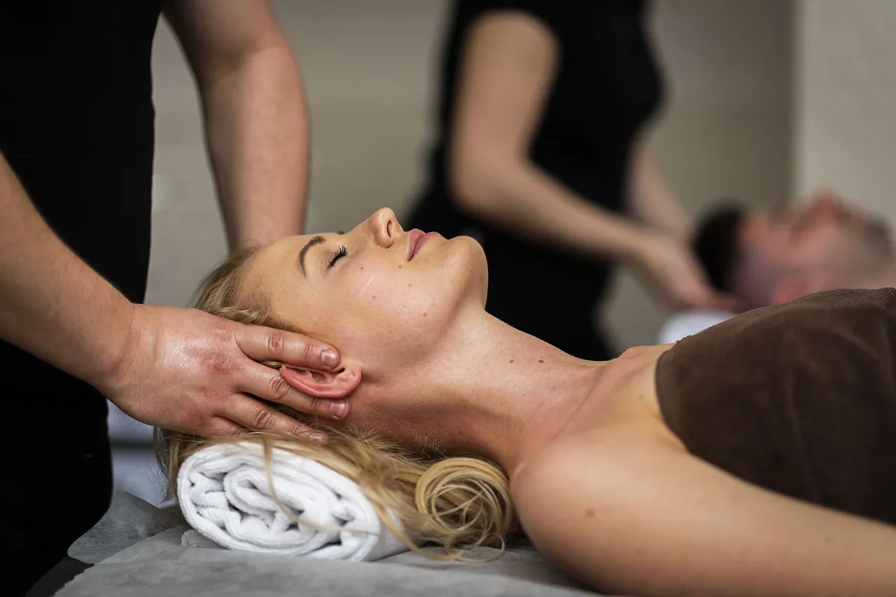 Kobieta wybierająca zabiegi SPA, dylemat wyboru