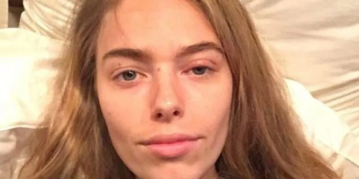 kobieta zasypiająca w makijażu, brudne pędzle do makijażu, nieprawidłowy demakijaż