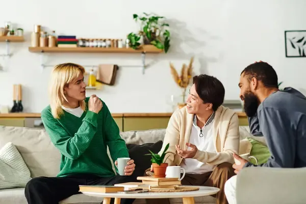 Ludzie rozmawiający przy kawie, uśmiechnięci, swobodna atmosfera