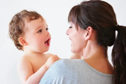 marudne niemowlę na rękach mamy lub taty