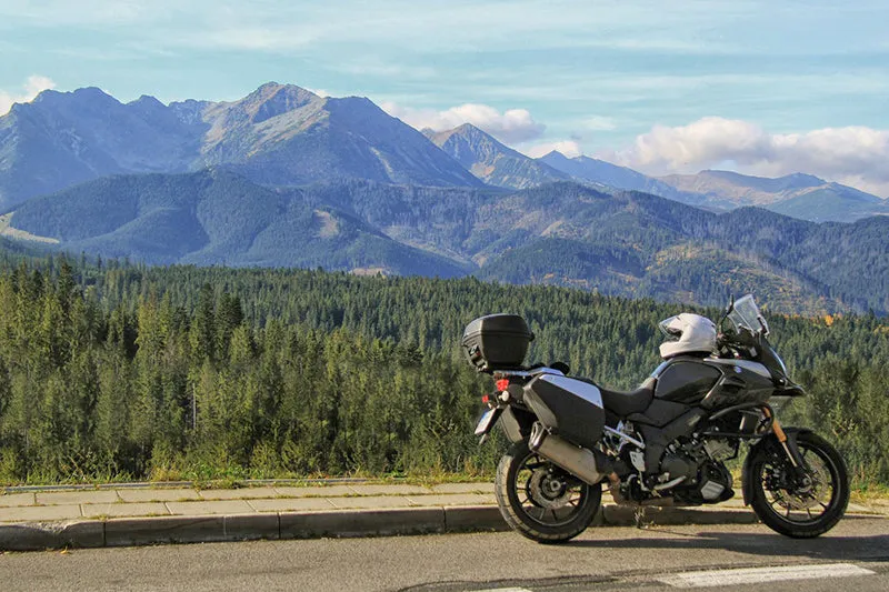 motocykl na krętej drodze w lesie Polska