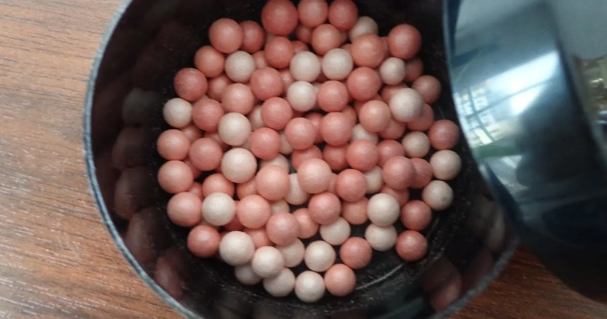 por&oacute;wnanie perełek rozświetlających guerlain avon wibo