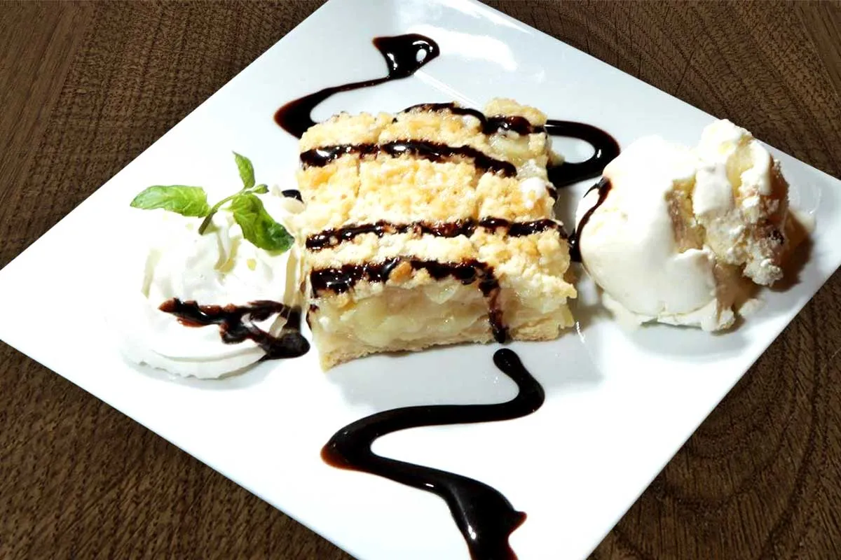 gotowa szarlotka z lodami i bitą śmietaną