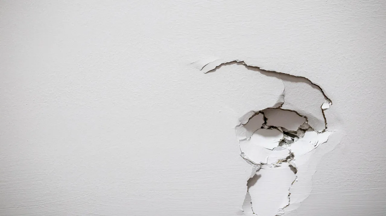 naprawa dziury w drzwiach krok po kroku