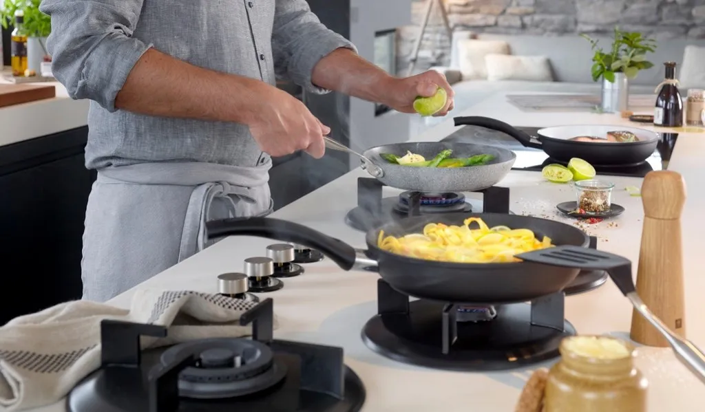 r&oacute;żne kształty patelni specjalistycznych