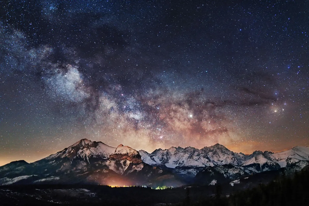 Telefon ze statywem na tle nocnego nieba