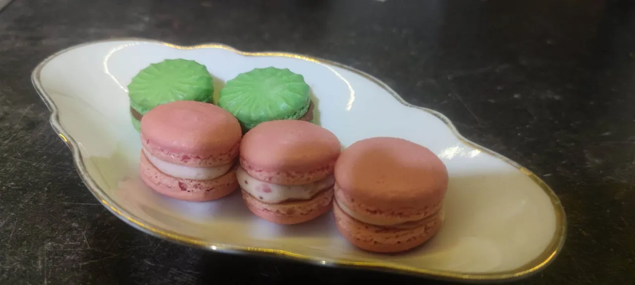 Makaroniki bez stopki i z idealną stopką porównanie