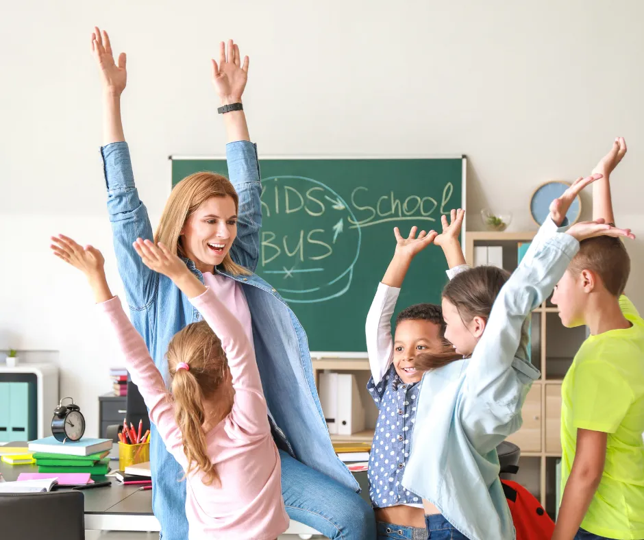 dziecko uczy się indywidualnie z nauczycielem