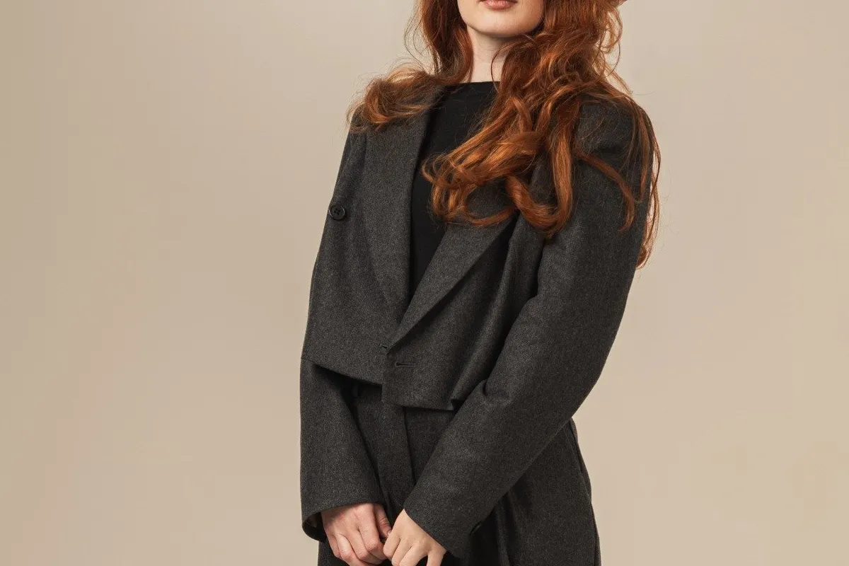 kobieta w eleganckim długim wełnianym płaszczu i szerokich spodniach jesień zima 2025