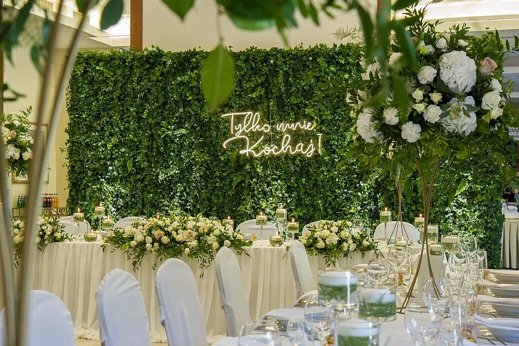 ekonomiczne dekoracje kwiatowe wesele sierpień