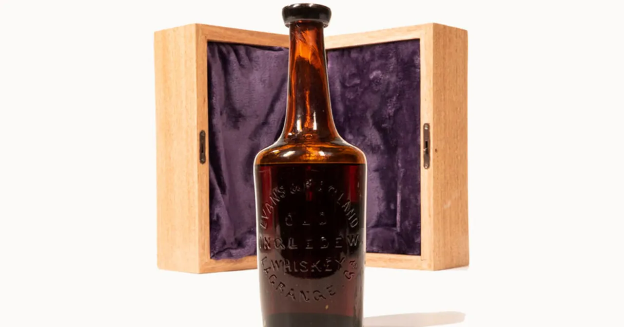 Stara butelka whisky z osadem i zmętnieniem. Jak rozpoznać objawy zepsutej whisky?