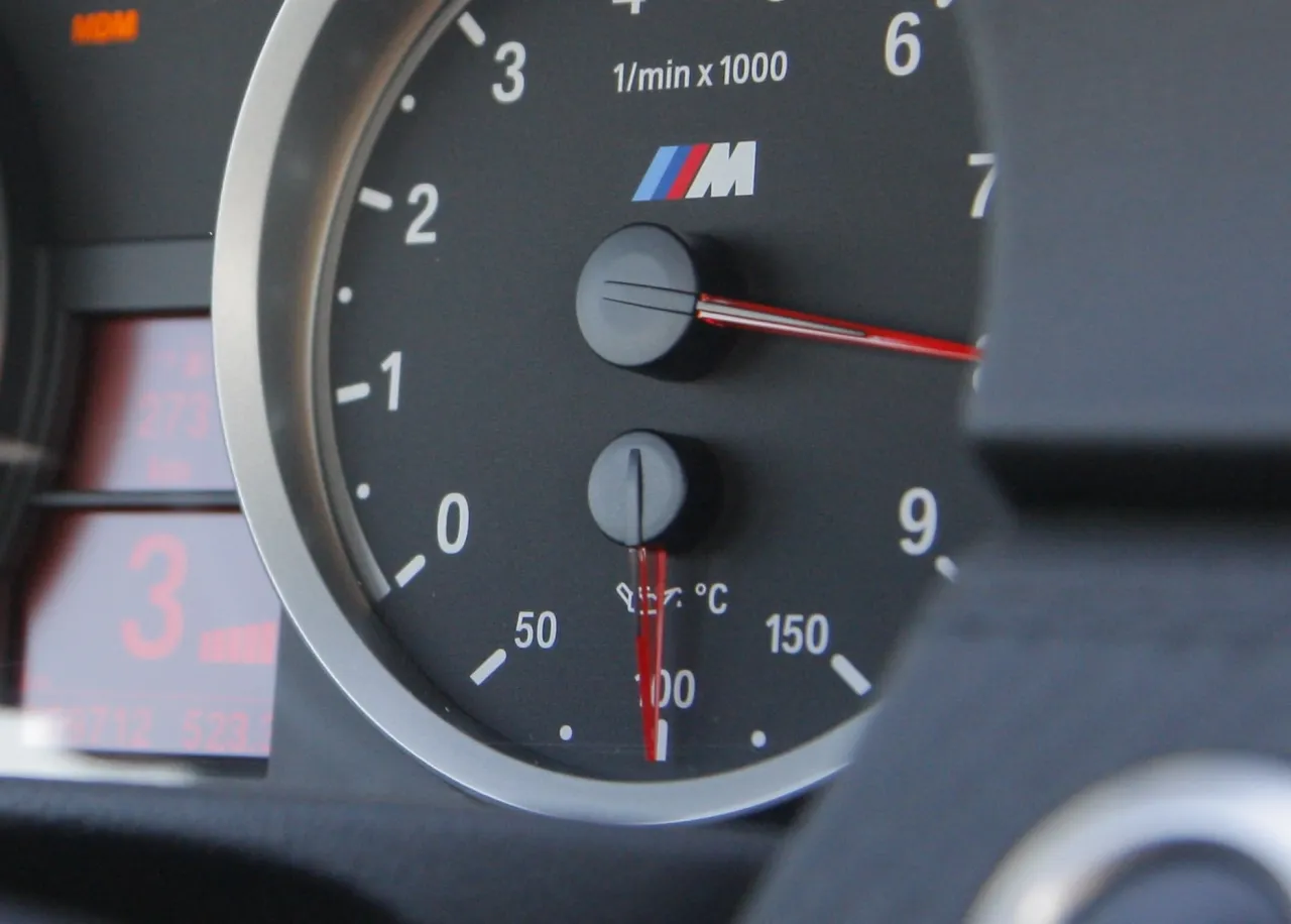 Wskaźnik temperatury oleju w silniku BMW M pokazuje ok. 100°C. Optymalna temperatura oleju w silniku to zazwyczaj między 90 a 120°C.