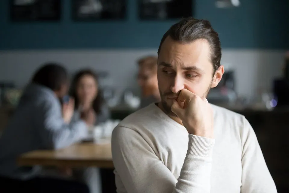 Mann nachdenklich, traurig, aber stark wirkend