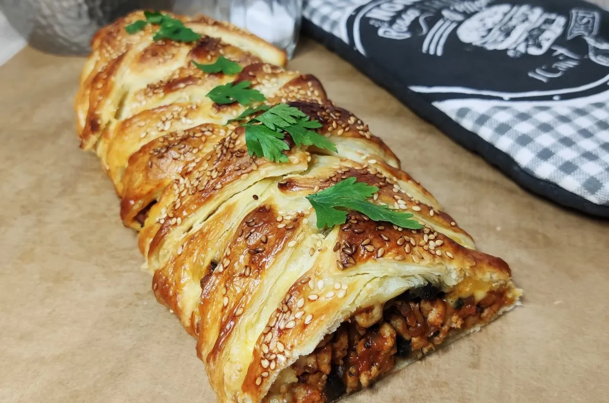 dania obiadowe z ciasta francuskiego z mięsem