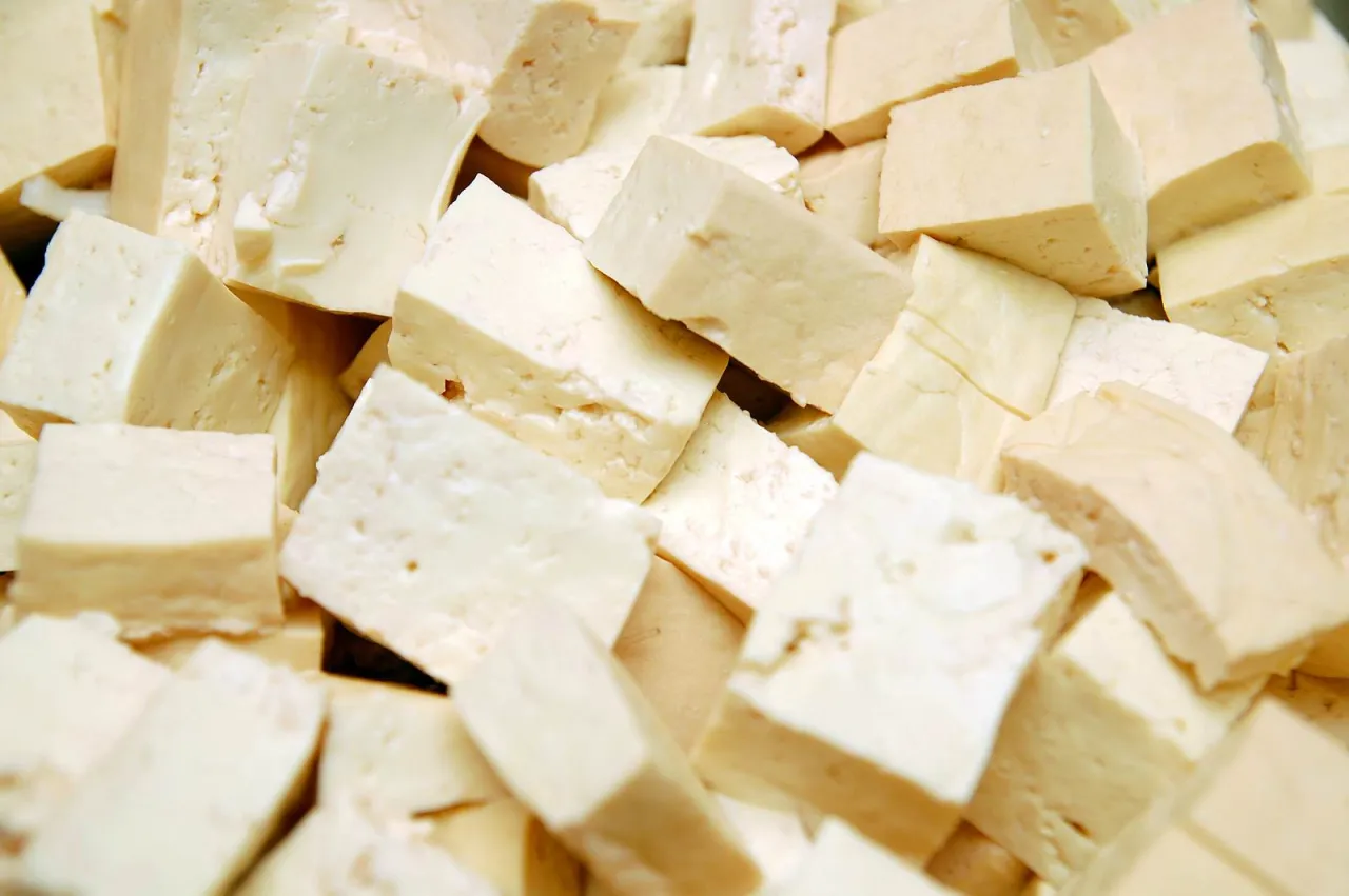 Kawałki białego tofu, które jest produktem z soi, ułożone w stos.