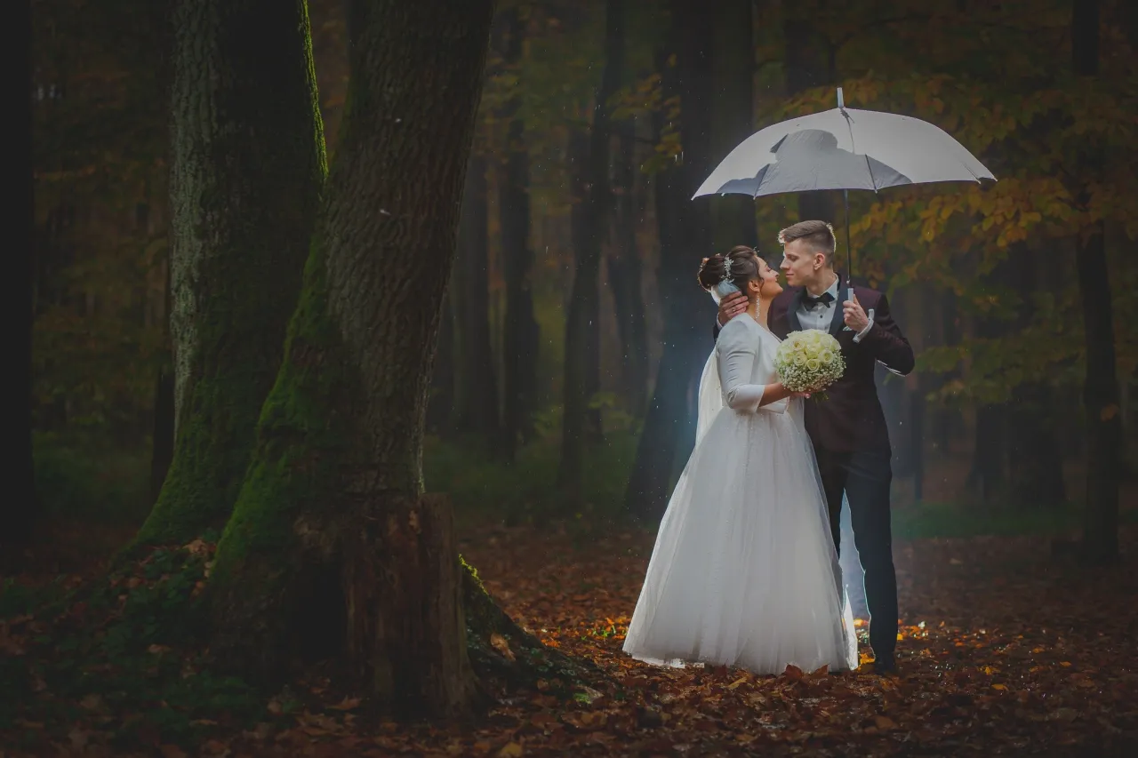 Panna młoda z parasolem w deszczu