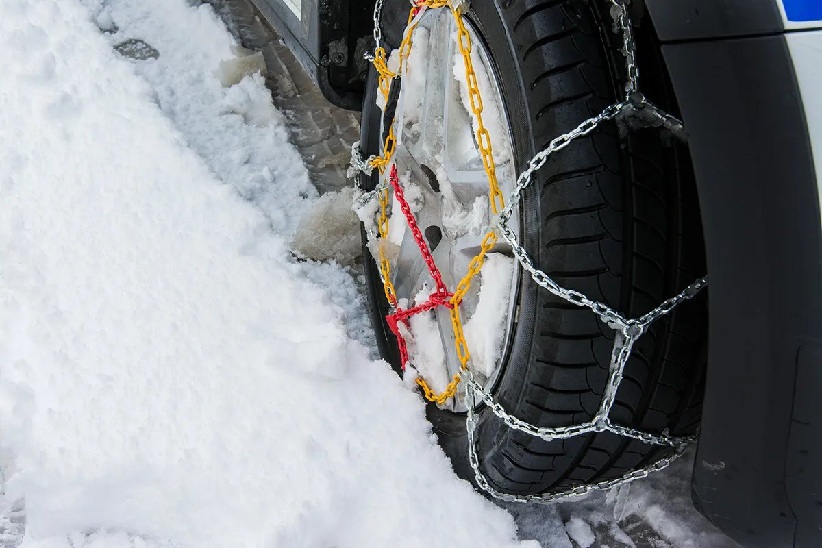 Samoch&oacute;d w zimowych warunkach opony śniegowe łańcuchy
