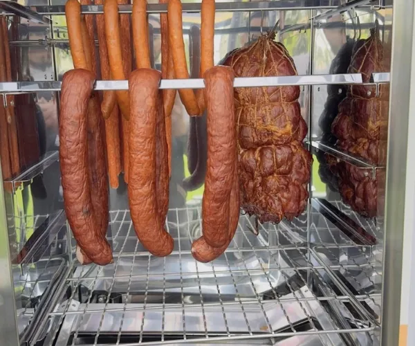 wędzenie kiełbasy w wędzarni domowej