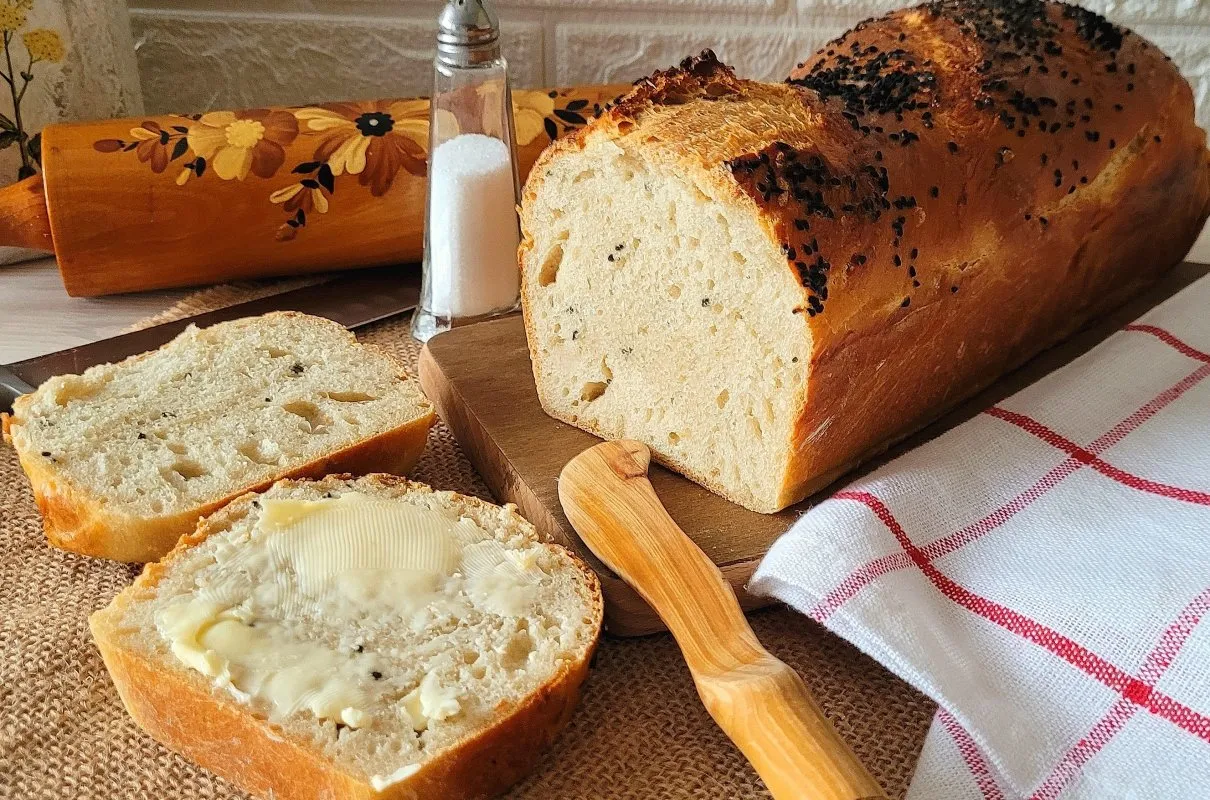 St&oacute;ł śniadaniowy z chlebem z czarnuszką, serami i warzywami