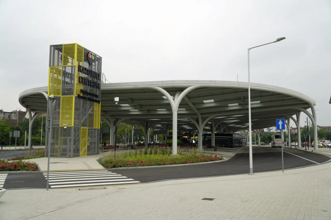 Dworzec autobusowy Katowice Sądowa z zewnątrz