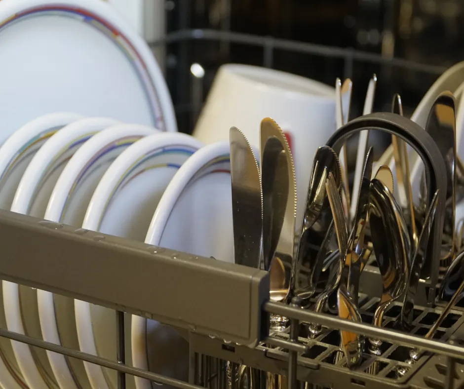 naczynia z osadem z kamienia po zmywarce