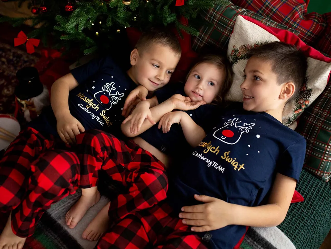 Rodzina w pasujących piżamach świątecznych