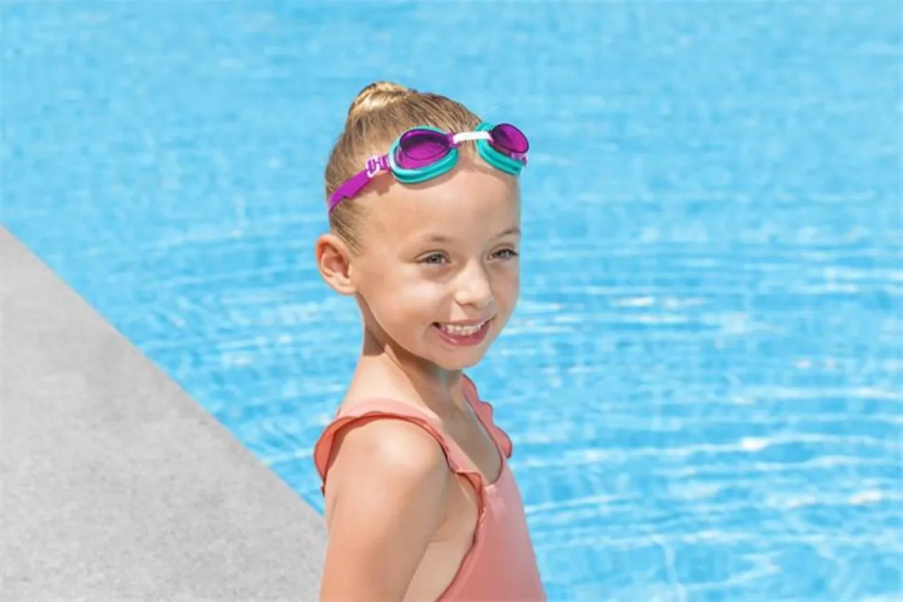 dziecko w profesjonalnych okularach do pływania, basen