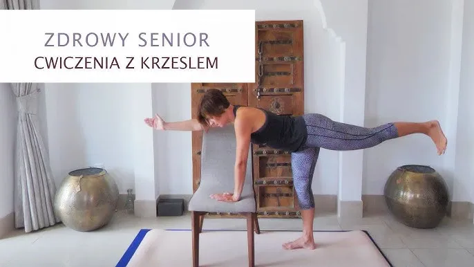 seniorzy ćwiczący równowagę z krzesłem