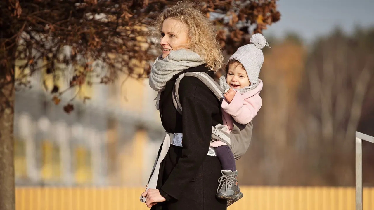 dziecko w nosidle turystycznym zimą