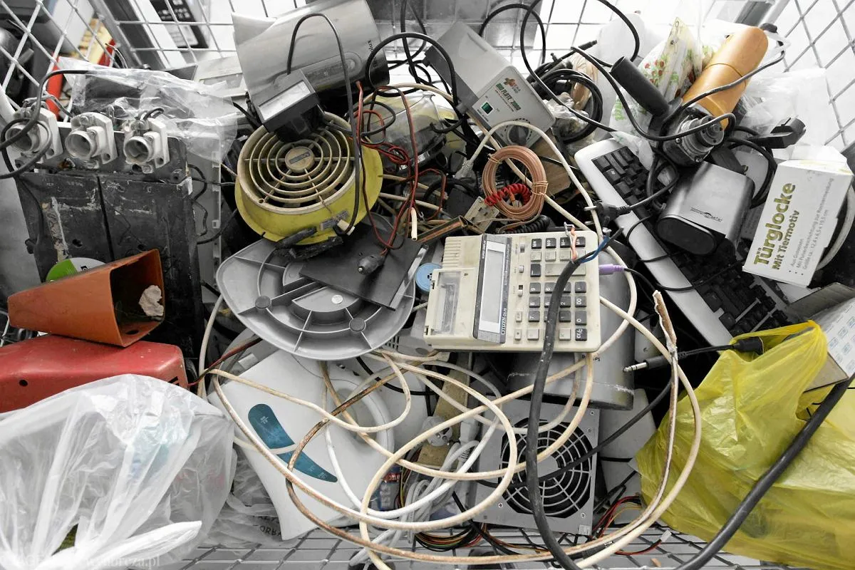 odpady problematyczne: zużyte baterie, stara elektronika, przeterminowane leki