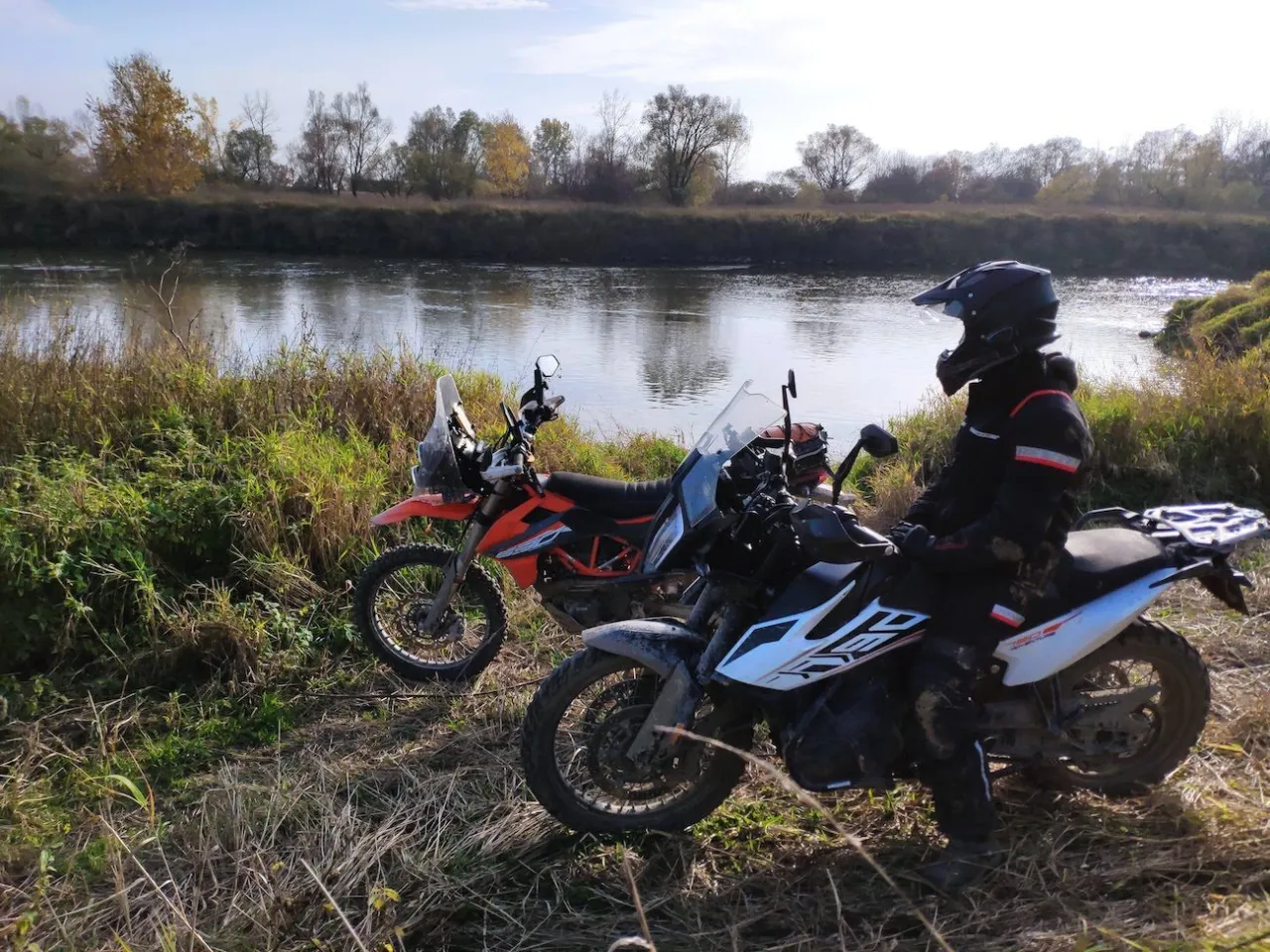 Motocyklista używający aplikacji nawigacyjnej na smartfonie