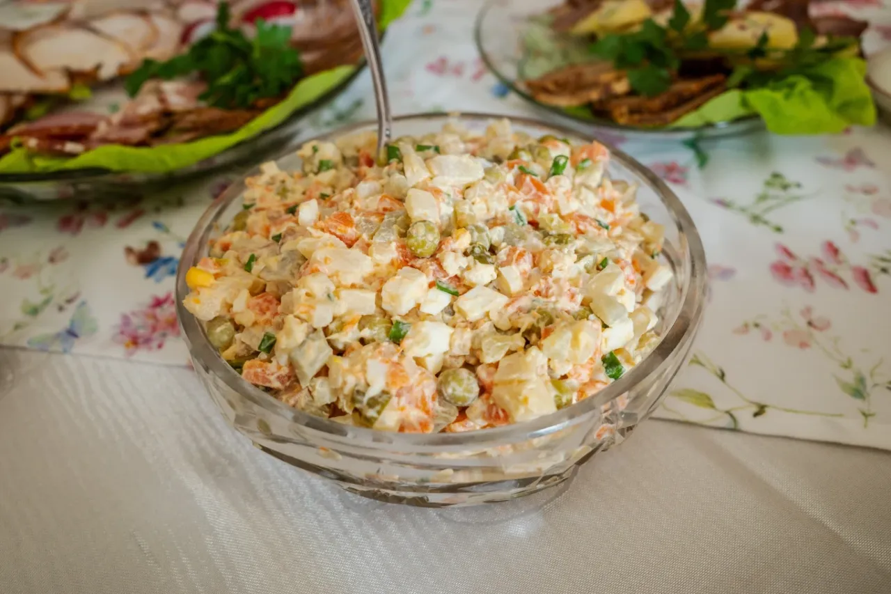 sałatka jarzynowa w pojemniku w lod&oacute;wce