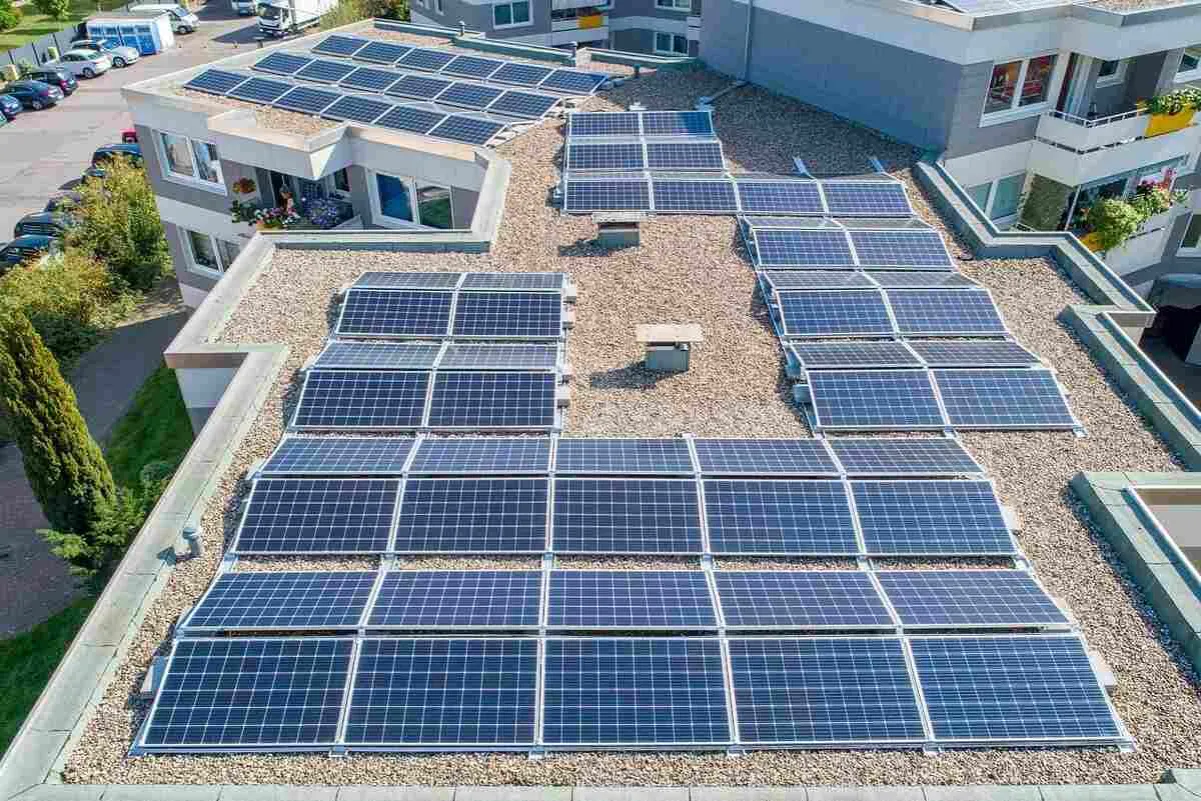 Duże panele fotowoltaiczne na dachu budynku mieszkalnego. Czy instalacja fotowoltaiczna wymaga pozwolenia na budowę? Sprawdź przepisy!